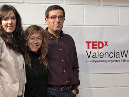 Los ponentes de TED Adoraci&oacute;n Ferreres y Jos&eacute;-F&eacute;lix Lozano, abrazan a la coordinadora Maite Sarri&oacute;. 