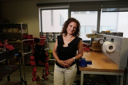 Elena García Armada, premio Inventor Europeo 2022, posa en su empresa Marsi Bionics, ubicada en el polígono tecnológico de Rivas Vaciamadrid.