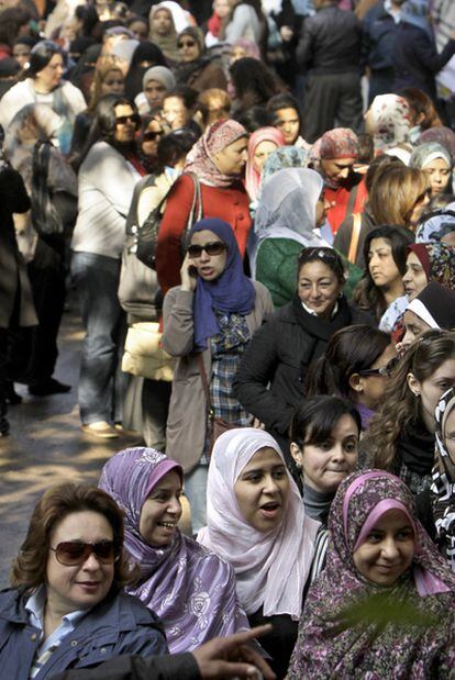 Cientos de mujeres aguardan para votar en el exterior de un colegio electoral en El Cairo.
