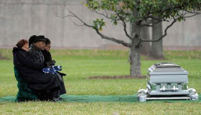 La familia del sargento de los marines Vincent Bell asiste a su entierro en el cementerio nacional de Arlington, EE UU. Bell murió sirviendo en Afganistán.