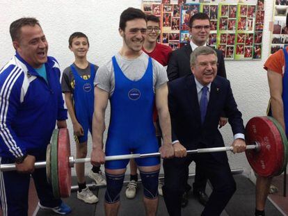 Thomas Bach, presidente del COI, visita en 2015 a un grupo de halterófilos en Kosovo.