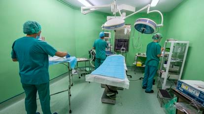 Personal sanitario prepara uno de los quirófanos de la clínica Isadora en Madrid, en 2021.