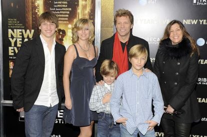 Jon Bon Jovi junto a sus hijos Jesse James, Stephanie Rose, Romeo Jon y Jacob Hurley y a su mujer, Dorothea. 