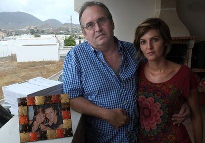 Joaqu&iacute;n Amills, junto a su hija y la foto y el sumario del caso de su hijo desaparecido hace 7 a&ntilde;os. 