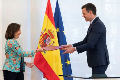 La ministra de Defensa, Margarita Robles, entrega la carpeta con la directiva nacional al presidente del Gobierno, Pedro Sánchez.