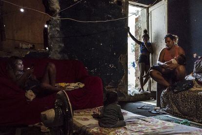Una familia descansa en su casa en una favela de Río de Janeiro (Brasil).