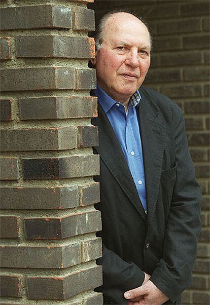 Los escritores Imre Kertész (Nobel 2002) .
