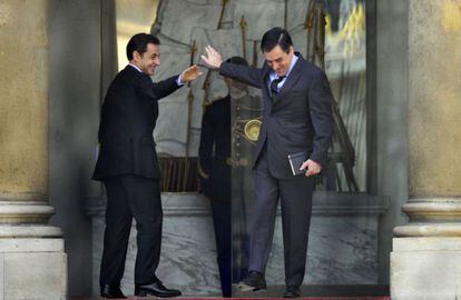 Nicolas Sarkozy (izquierda) y François Fillon a la salida del palacio del Elíseo, en 2010.