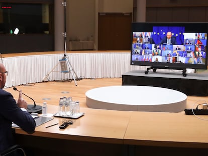 El presidente del Consejo Europeo, Charles Michel, se dirige a los gobernantes de los países de la UE al inicio de la cumbre telemática, ayer en Bruselas.