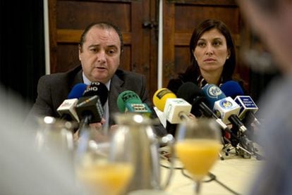 José Joaquín Ripoll, junto a la alcaldesa de Orihuela, Mónica Lorente, en 2008.