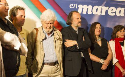 Xosé Manuel Beiras, con otros miembros de En Marea, durante la noche electoral.