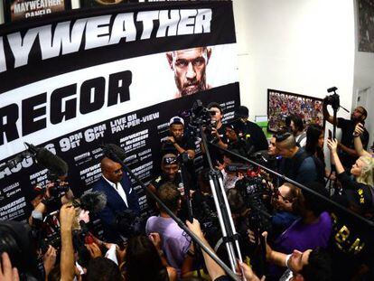 Los medios de comunicación rodean al boxeador estadounidense Floyd Mayweather tras un entrenamiento.