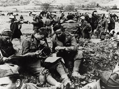 Tropas italianas tomándose un descanso en Croacia en 1942. La imagen es de Curzio Malaparte.