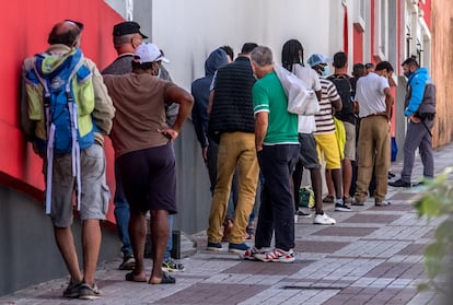 Cola para el almuerzo en uno de los comedores de Cáritas en Gran Canaria para personas sin hogar.