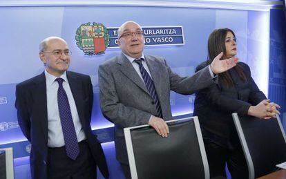 El viceconsejero de Política Lingüística, Patxi Baztarrika, flanqueado por Gotzon Lobera y Maite Iruretagoiena.
