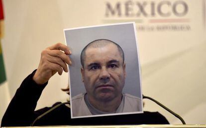 La procuradora Arely Gómez muestra una foto del Chapo Guzmán.