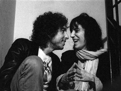 Bob Dylan y Patti Smith conversan en una fiesta en Greenwich Village en 1975.