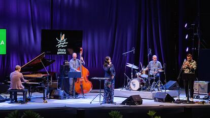 La banda del Moisés P. Sánchez (izquierda), en la noche del viernes en JazzVitoria.