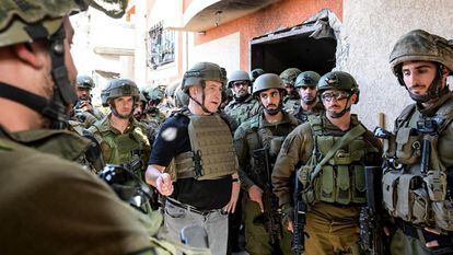El primer ministro de Israel, Benjamín Netanyahu, este domingo en Gaza con un grupo de soldados israelíes, en una imagen distribuida por la oficina de prensa del primer ministro.