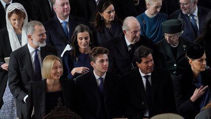 Los reyes Felipe y Letizia sentados al lado del rey emérito y Benedicta de Dinamarca, durante la misa en honor a Constantino de Grecia, este 27 de febrero en Windsor. La reina Sofía, hermana del fallecido, se encontraba en primera fila con otros familiares.