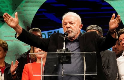 Lula da Silva se dirige a sus seguidores después de los resultados de las elecciones en Brasil.
