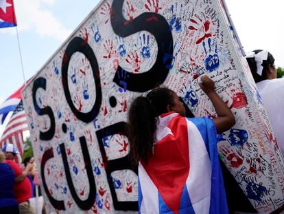 Cubanoestadounidenses se manifiestan frente a la Casa Blanca, el pasado 17 de julio, con el lema de las protestas #SOSCuba.