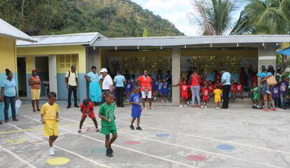 Ni&ntilde;os juegan en una escuela de Jamaica.