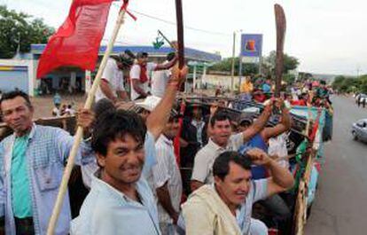 La huelga general coincide con la marcha anual de la Federación Nacional Campesina (FNC) en Asunción, que pide la reforma agraria y la protesta contra el modelo agroexportador representado por las grandes plantaciones de soja, entre otras demandas.