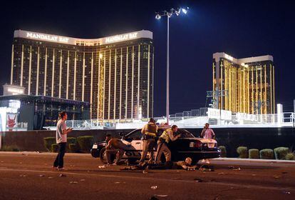 La imagen captada por el fotógrafo David Becker, ganador del primer premio de la categoría "Spot News - Stories". La foto muestra a miembros de la policía de Las Vegas momentos después de que un hombre fuertemente armado abriera fuego sobre los asistentes a un concierto de música country el 1 de octubre de 2017.