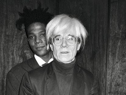 Jean-Michel Basquiat abraza a Andy Warhol en el Rockefeller Center de Nueva York, donde habían acudido a una fiesta, la noche del 19 de septiembre de 1985.