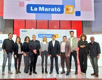 Los presentadores y los directivos de TV3 y Catalunya Radio que organizan la Marató de 2022, en el acto de presentación este martes en Barcelona.