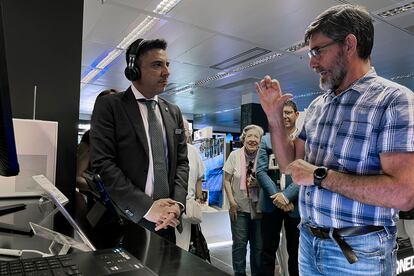 El Corte Inglés de Murcia será el primero de este grupo de grandes almacenes que incorpore el servicio de interpretación en lenguaje de signos SVisual, para atender a personas sordas o con discapacidad auditiva en cualquiera de sus departamentos.