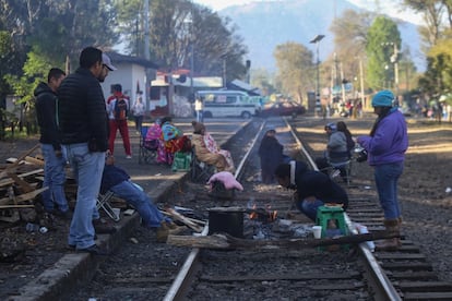 Maestros de la CNTE bloquean las vías del tren que da acceso al puerto de Lázaro Cárdenas, en una protesta similar en enero de 2019.