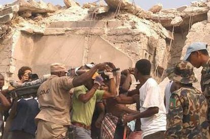 Rescate de una víctima del seísmo entre las ruinas de un edificio en Puerto Príncipe.