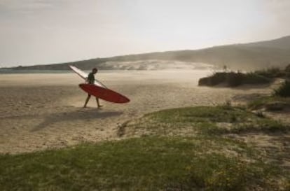 Un surfero en la playa de Valdevaqueros, en la costa gaditana.