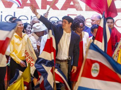 El presidente electo de Costa Rica, Carlos Alvardo (c), del Partido Acción Ciudadana, el pasado 1 de abril. 
