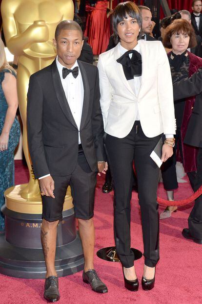 Demasiado informales, para unos Oscar, son las bermudas de Lanvin que llevó Pharrell Williams. Su mujer, Helen Lasichanh, también optó por un look bastante desenfadado.