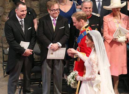 Elton John entre los invitados a la boda del príncipe Guillermo y Kate Middleton en 2011.