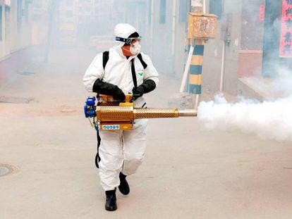 Un trabajador realizando trabajos de desinfectación en Qingdao (China).