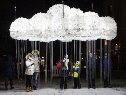 'Cloud', de Caitlind r.c. Brown y Wayne Garrett, una de las obras expuestas en el Festival de la Luz de Helsinki.