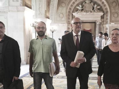 Los diputados Jordi Orobitg y Lluis Corominas de Junts pel Si y de la CUP Gabriela Serra y Benet Salellas, hoy, en el Parlament