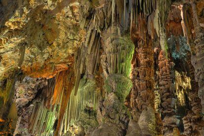 La cueva de San Miguel (en la foto) es la más visitada de las 150 que horadan el Peñón.