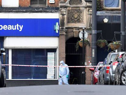 Un forense camina dentro de la zona acordonada tras el ataque del domingo en Londres.