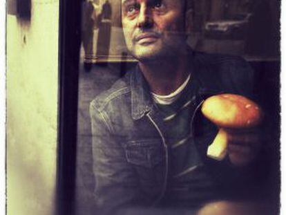 Jorge Drexler fotografiado en Cisne Azul, donde suele llevar a comer setas a amigos extranjeros.