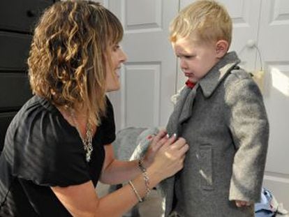 Una mujer viste a su hijo con un abrigo de ThredUp en la ciudad de Meriden (Connecticut, EE UU). &nbsp;