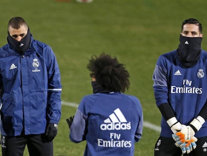 Benzema, izquierda, en el entrenamiento del Madrid en Yokohama.