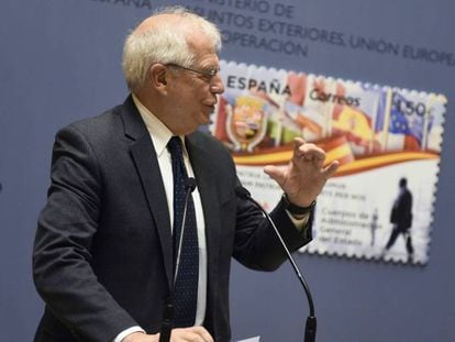 El ministro de Asuntos Exteriores, Josep Borrell, este lunes en Madrid en la presentación del sello conmemorativo de la Carrera Diplomática española. En vídeo, sus declaraciones sobre Venezuela en la Cadena Ser.