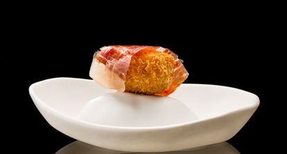 &#039;Croquenigi&#039;, croqueta de jam&oacute;n servida como pieza de sushi. 