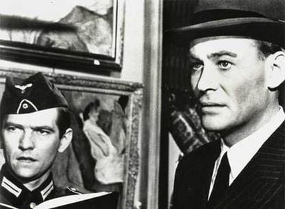 Peter O&#39;Toole (derecha), como el psicópata general Tanz de paisano, en un fotograma de <i>La noche de los generales</i> (1967), de Anatole Lituak.
