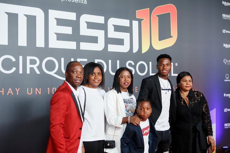 Ansu Fati (segundo por la derecha) con sus padres y sus hermanos en octubre de 2019 en Barcelona.